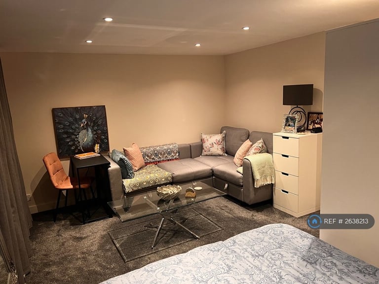 1 bedroom flat in Greenfield Road Bills Included, Farnham, GU9 (1 bed) (#2638213)