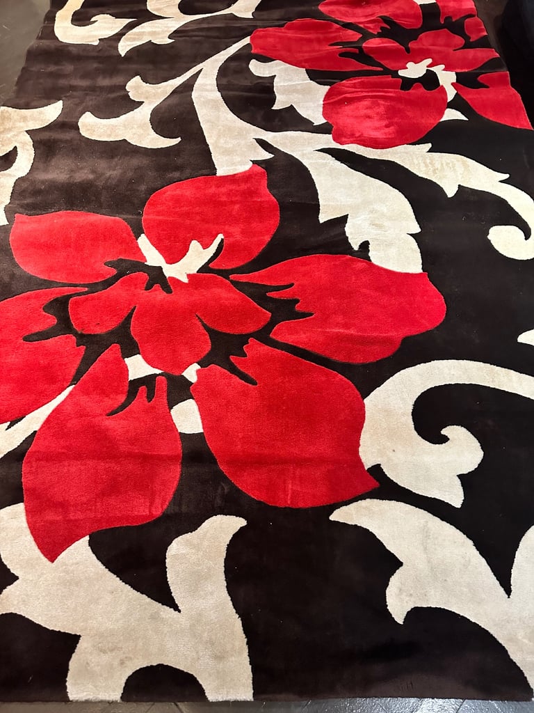 VERY LARGE RUG - FREE DELIVERY IN LOCAL AREA 