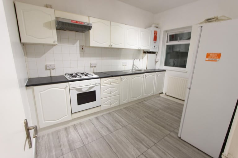 E6 Spacious GROUND FLOOR 1 bed flat with PRIVATE GARDEN. AVAILABLE NOW. Ideal for EAST HAM