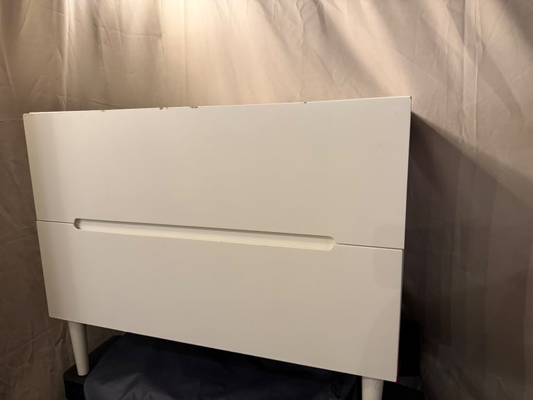 image for White chest of drawers 