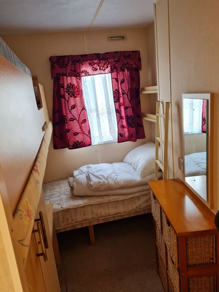 FOR HIRE/RENT/TO LET 8 BERTH 3 BEDROOMED CARAVAN AT CHAPEL ST LEONARDS SKEGNESS (NOT INGOLDMELLS)