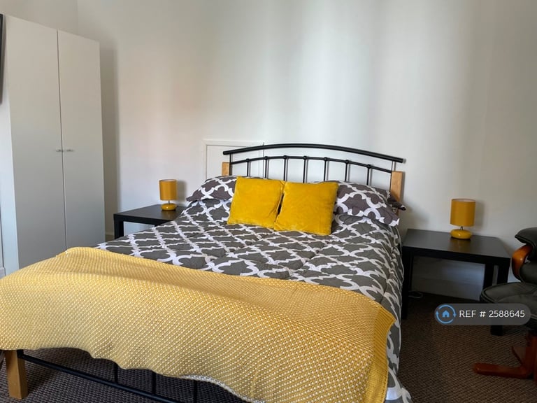 2 bedroom flat in Lower Ford Street, Coventry, CV1 (2 bed) (#2588645)