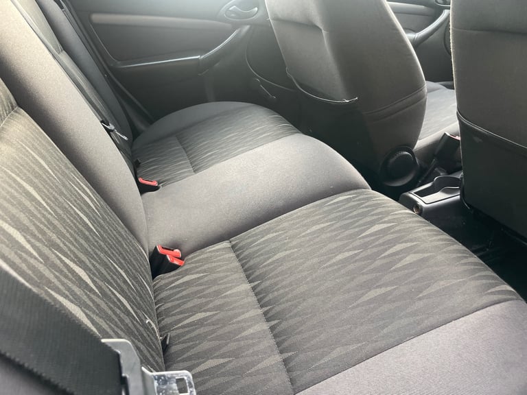 FORD FOCUS 1.6 ZETEC AUTOMATIC 04 REG BLUE 5 DOOR 11 MONTHS MOT LOW INSURANCE 36+MPG