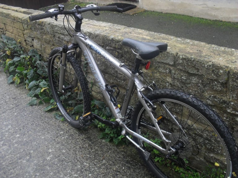 TREK ADULT/YOUTH'S MOUNTAIN STYLE BIKE.