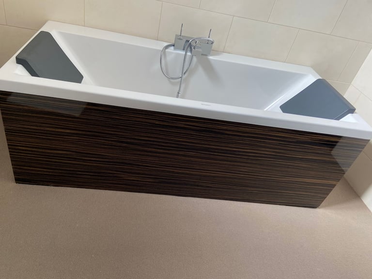 £250 0N0 DURAVIT DOUBLE ENDED BATH AND DOUBLE SINK CABINET SET SECOND HAND