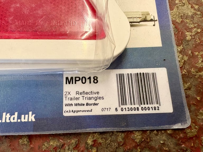 Trailer or caravan rear triangle reflectors 