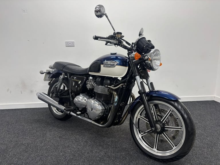 TRIUMPH BONNEVILLE 865 ** 12 MONTHS MOT - LOW MILEAGE - SE **