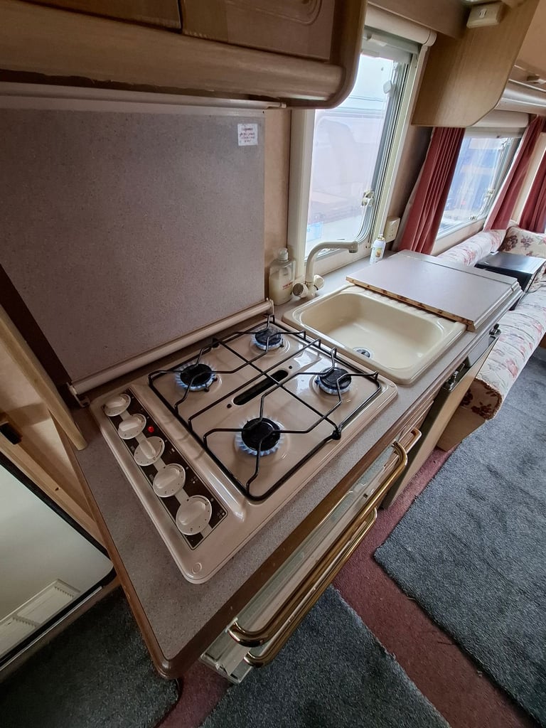 SELL 2000 Swift Challenger 490 SE LUX 5 berth