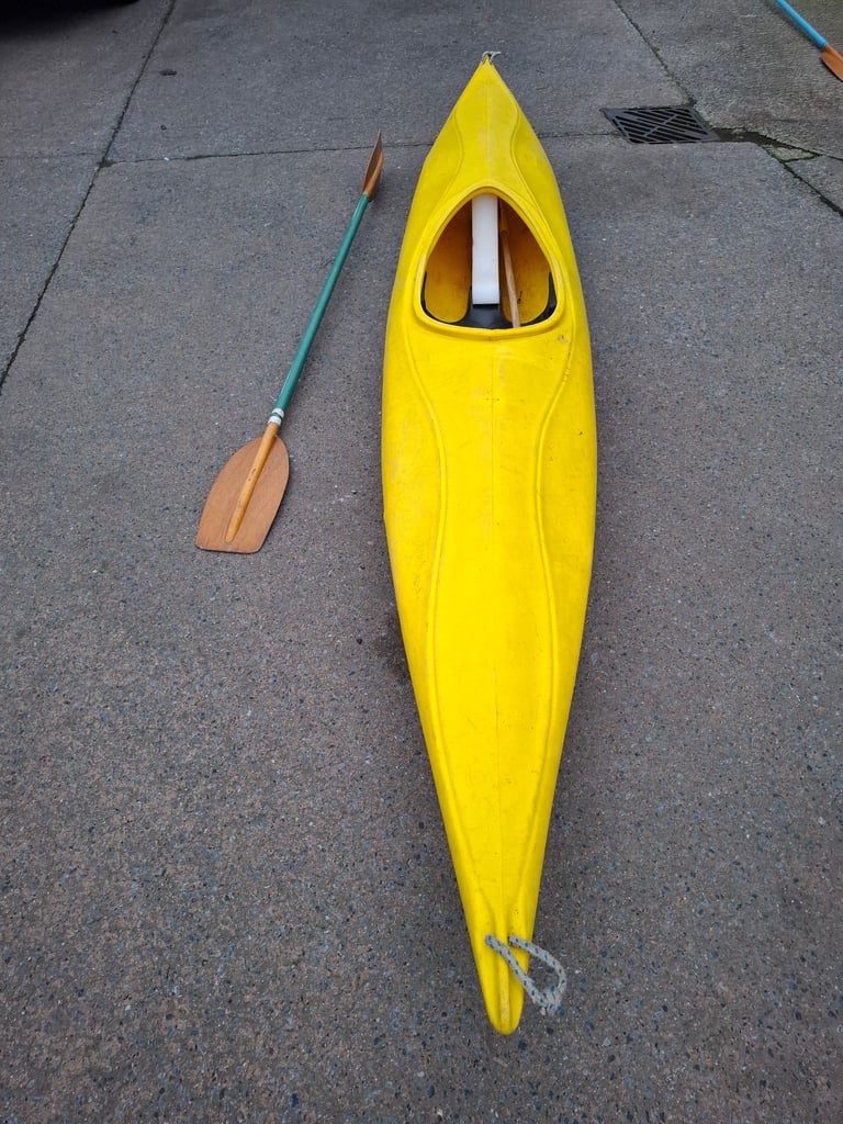 Single kayak with paddle 