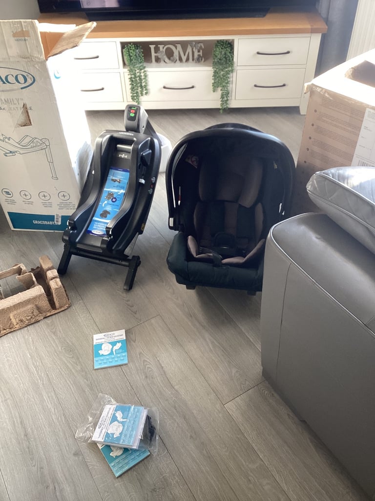 GRACO SNUGESSENTIALS CAR SEAT AND ISOFIX BRAND NEW.
