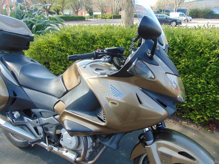 Honda NT700 VA DEAUVILLE, 2006 MODEL SHAFT DRIVE TOURER WITH PANNIERS AND BOX