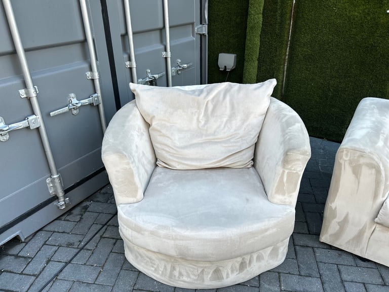 French velvet light beige corner sofa with matching cuddle chair DELIVERY AVAILABLE 🚚