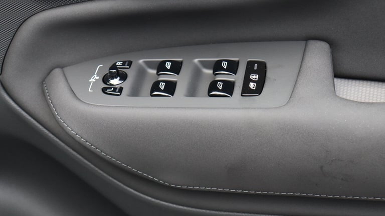 2025 Volvo XC90 B5 (P) AWD Plus Dark (Harman Kardon Sound, 360 Camera, Apple CarPlay, BLIS) ESTAT...