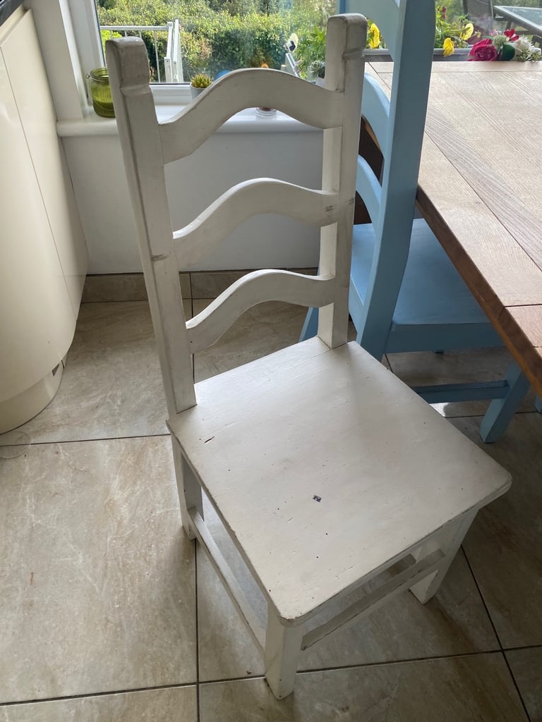Sold oak 6-8 seater table and chairs -extendable 