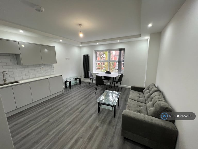 2 bedroom flat in Clothorn Road, Manchester, M20 (2 bed) (#2652181)