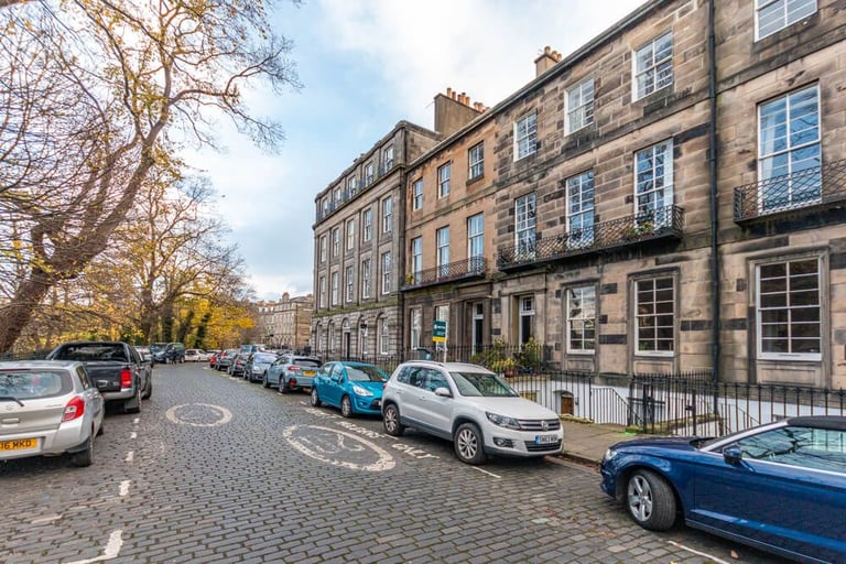 Incredible, 2 bedroom, 2nd floor property north of Edinburgh’s New Town – available November