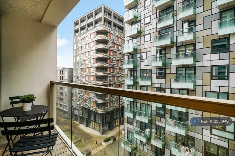 1 bedroom flat in Colbalt Point, London, E14 (1 bed) (#2551949)