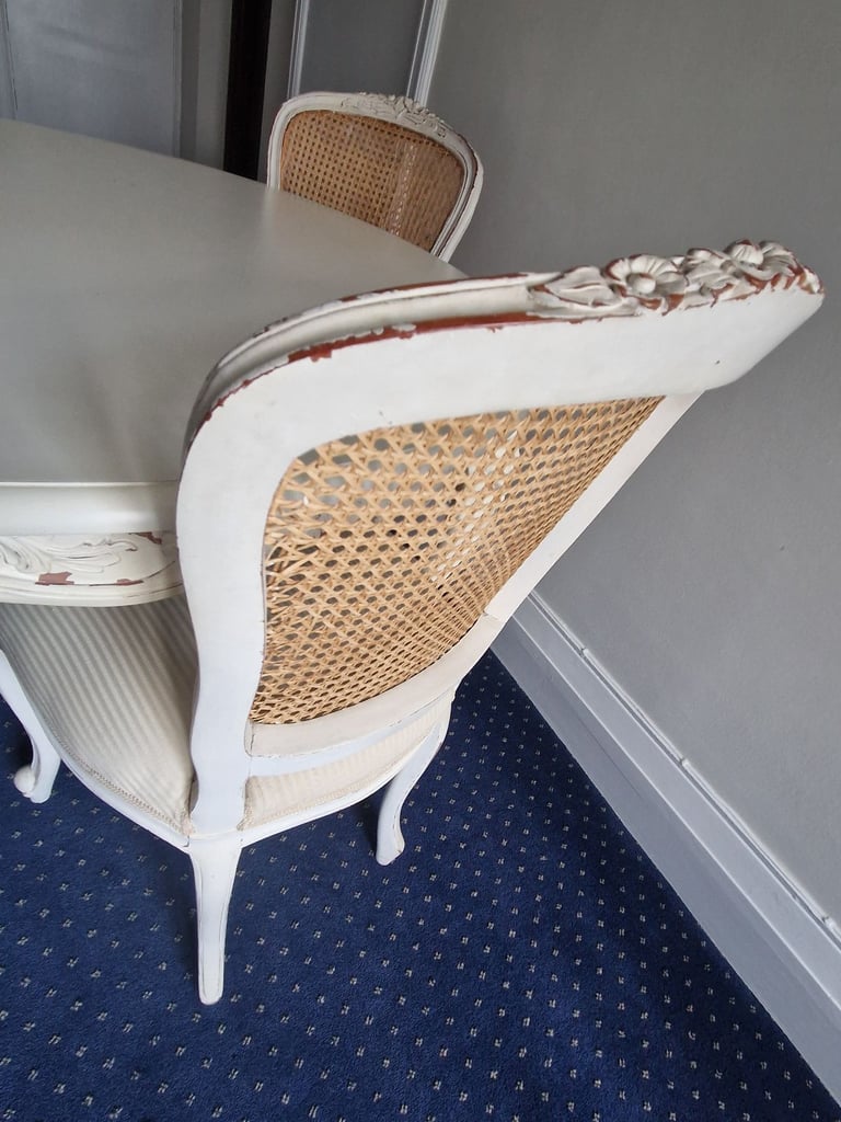 Round dining table with two chairs 