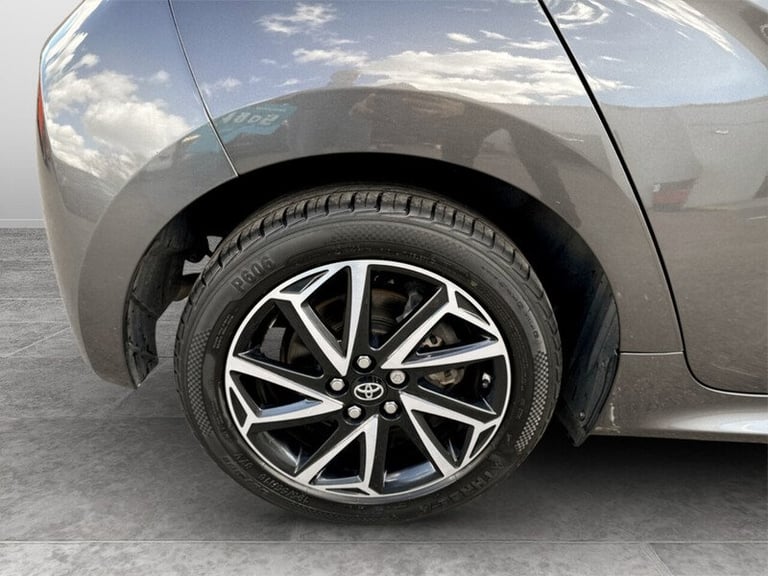  Toyota Yaris VVT-h Design Hatchback HYBRID Automatic