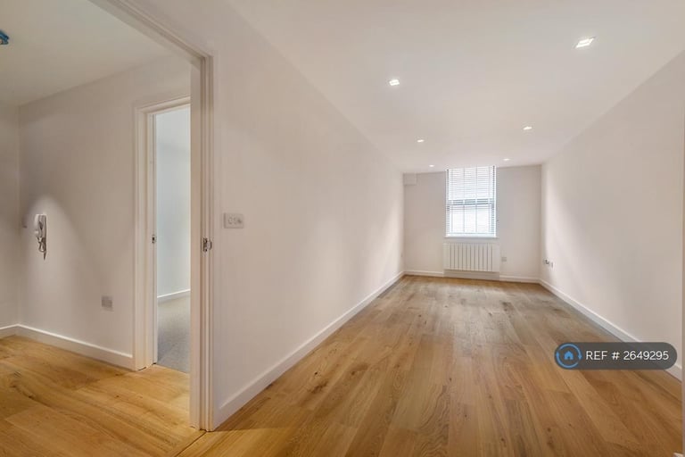 1 bedroom flat in West House, Haslemere, GU27 (1 bed) (#2649295)