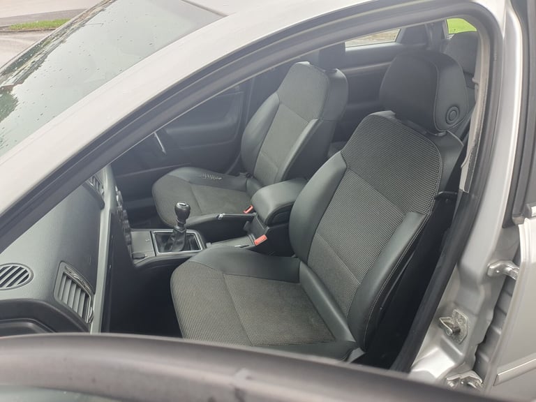 2007 Vauxhall Vectra 1.8i VVT Design 5dr HATCHBACK Petrol Manual