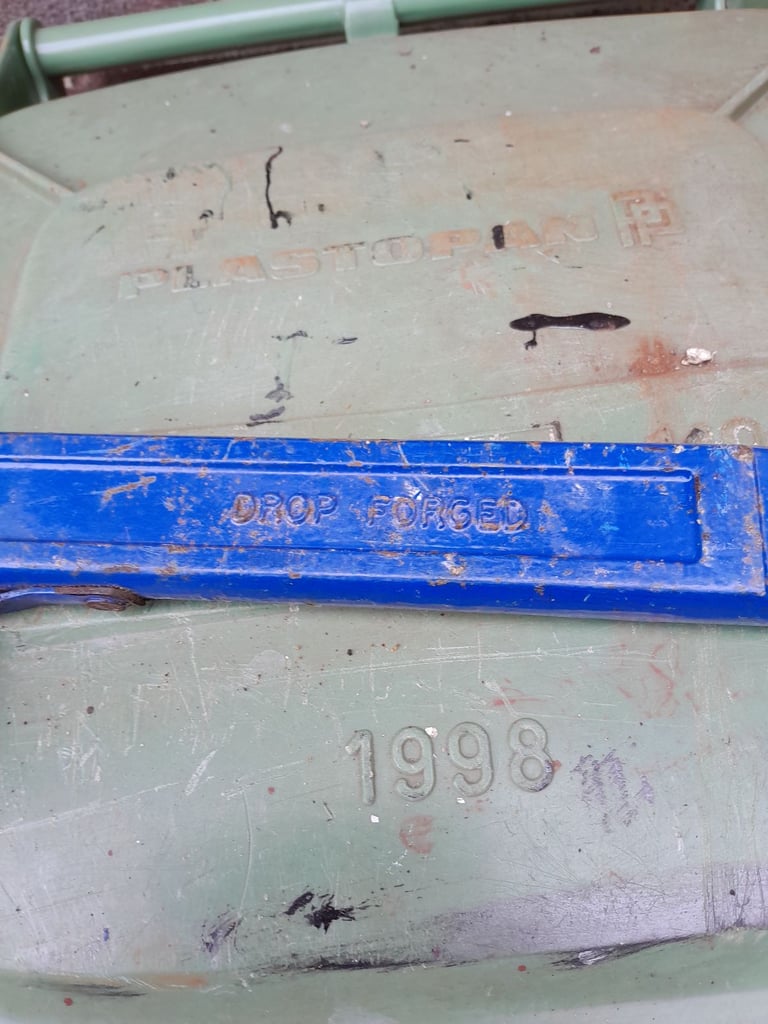 Large pipe wrench