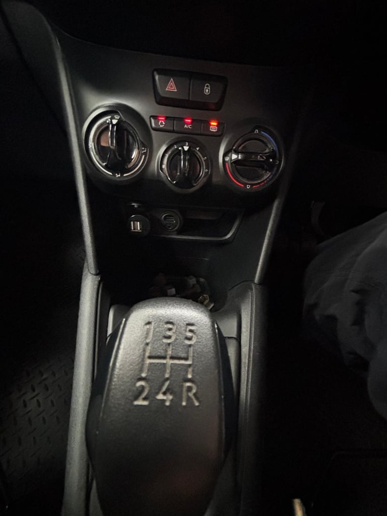 Peugeot 208 1.2cc ACTIVE 82 bhp good spec