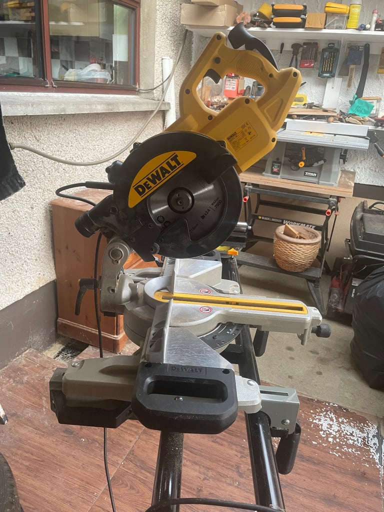 Dewalt 216 mm sliding mitre saw as new