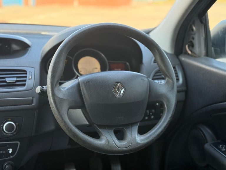 2010 Renault Megane 1.6 16V Expression Euro 4 5dr HATCHBACK Petrol Manual - Image 18