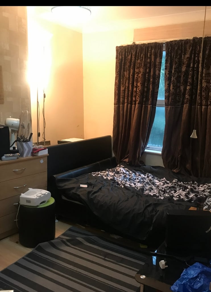 King size bedroom with built in wardrobes 