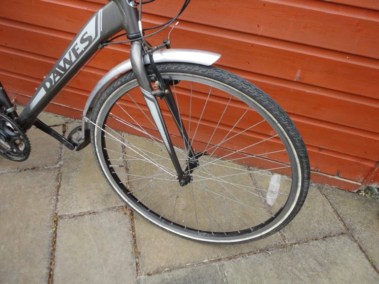 Dawes discovery 201 eq hybrid bike, 21 inch lightweight frame, 28 inch wheels, 21 gears, mud guards