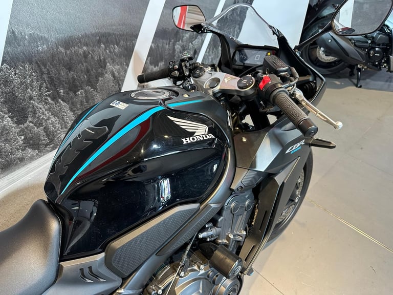 Honda CBR 650 R 2023 with only 988 miles 