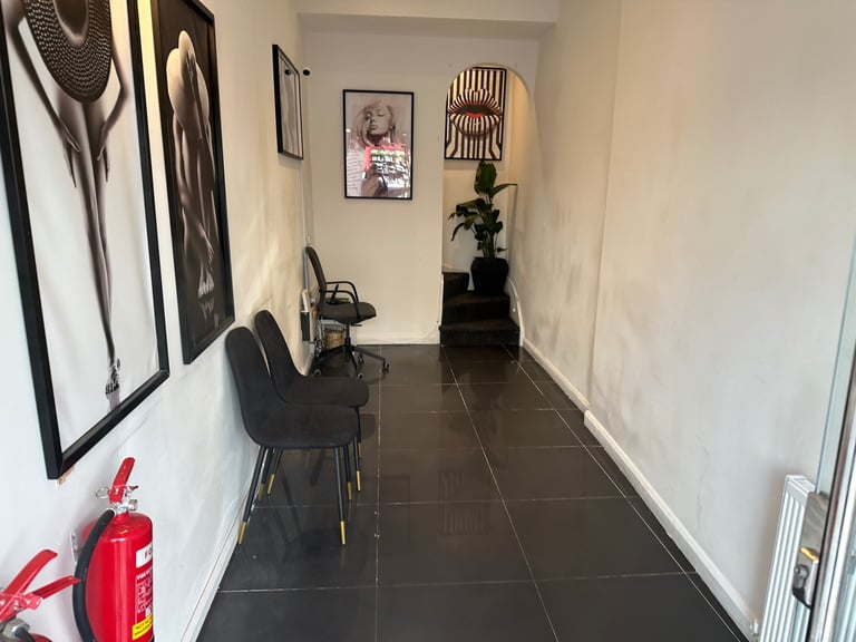 Beauty room in beauty clinic available for rent aesthetic/ therapy /massage 