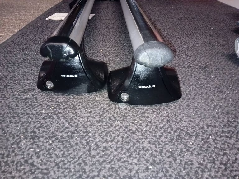 THULE AERO ROOF BARS FOR FORD CMAX, COMPLETE WITH FITTING KIT, LOCKS AND KEYS