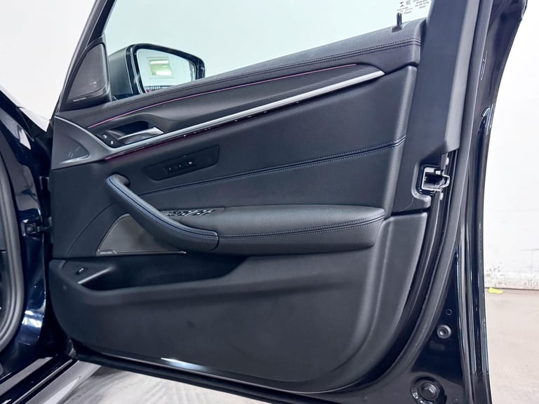 2022 BMW 5 Series 4.4 M550i V8 Saloon 4dr Petrol Steptronic xDrive Euro 6 (s/s) (530 ps) SALOON P...