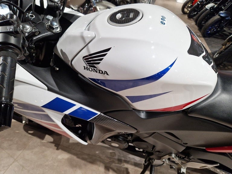 HONDA CBR 125 IN WHITE AND RED