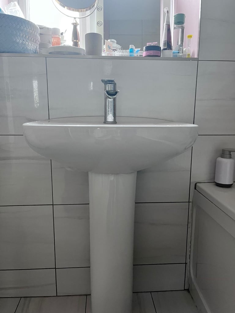 Toilet and sink (with pedestal)