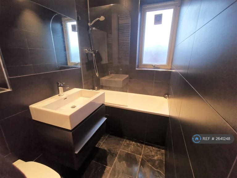 3 bedroom flat in Kelyway House, London, SW2 (3 bed) (#2641248)
