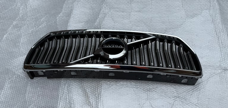 Volvo XC40 Front Inscription Grille 2017 Onwards Now P/N 31457347 & 31457344. 