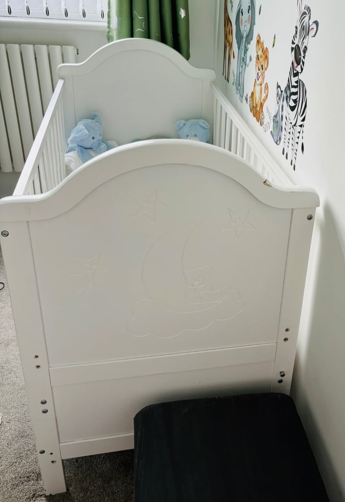 Baby Cot / Babies Cot / Babies Bed with 3 heights baby to toddler 