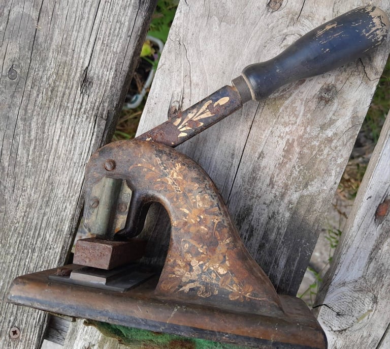 ANTIQUE CAST IRON DESK TOP EMBOSSING MACHINE