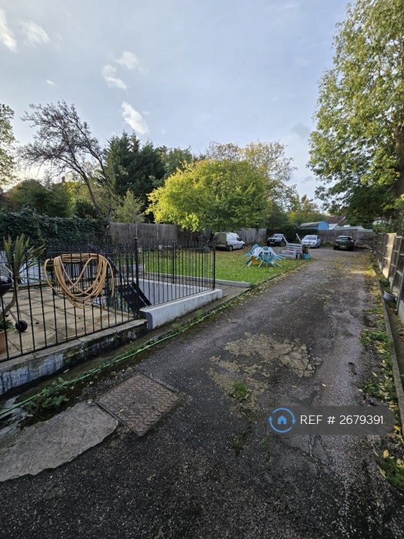 Studio flat in South Norwood, London, SE25 (#2679391)