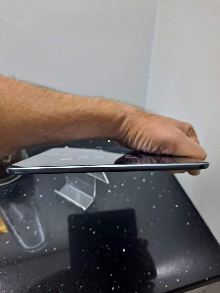 GENUINE APPLE IPAD AIR 3RD GEN 64GB 10.5 INCHES RATINA DISPLAY REFURBISHED EXCELLENT WIFI