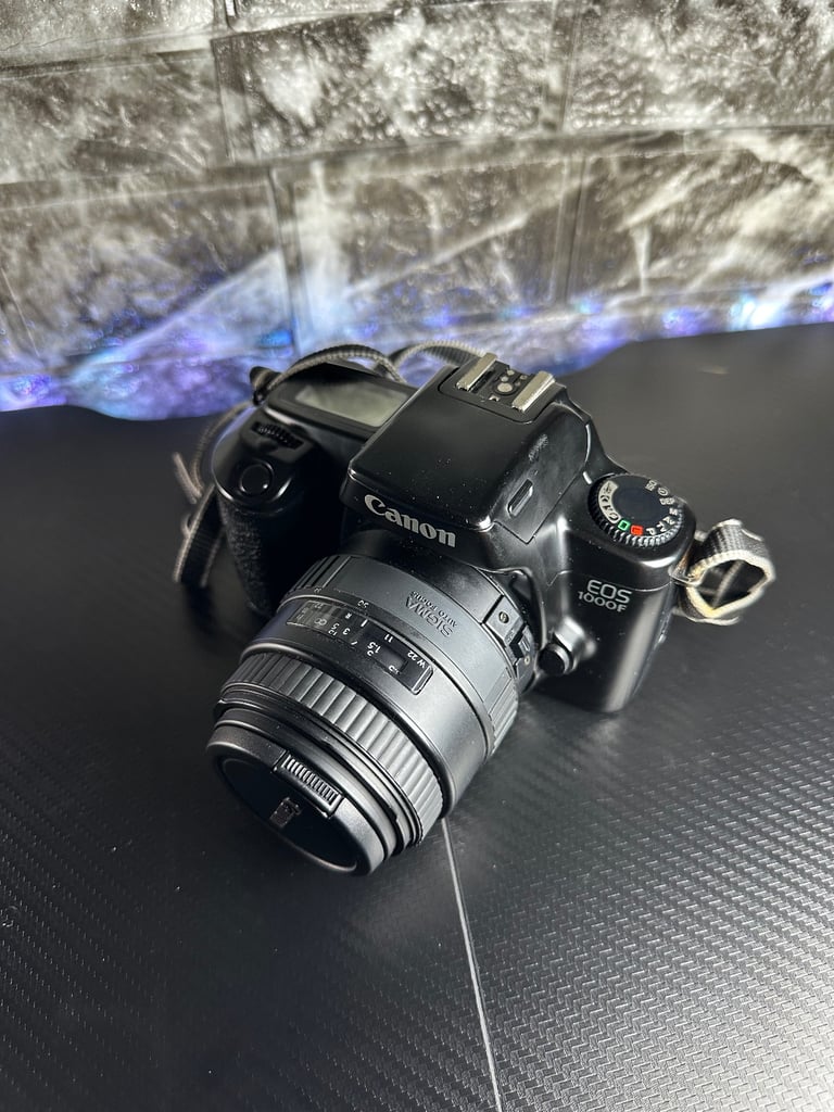Canon EOS 1000F 35mm Sigma Lens SLR Film Camera *Needs Battery* Good Condition