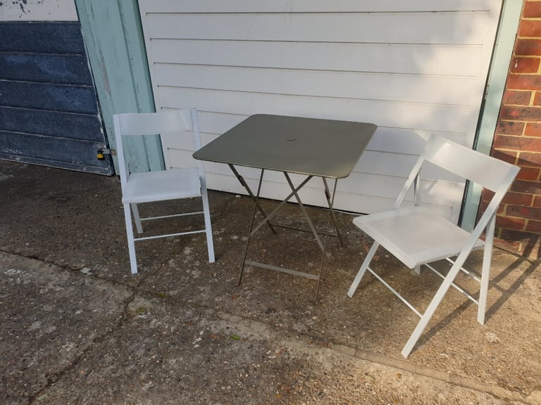 garden set table and 2 chair for balcony or garden good condition and solid