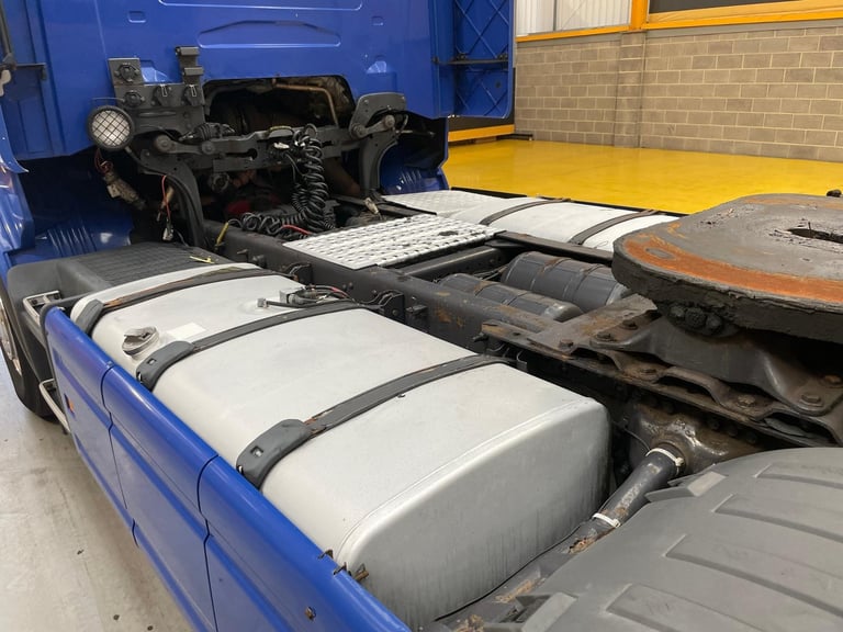 SCANIA V8 R500 TOPLINE LEFT HAND DRIVE 4X2 TRACTOR UNIT - 2005 - LX05 NZT