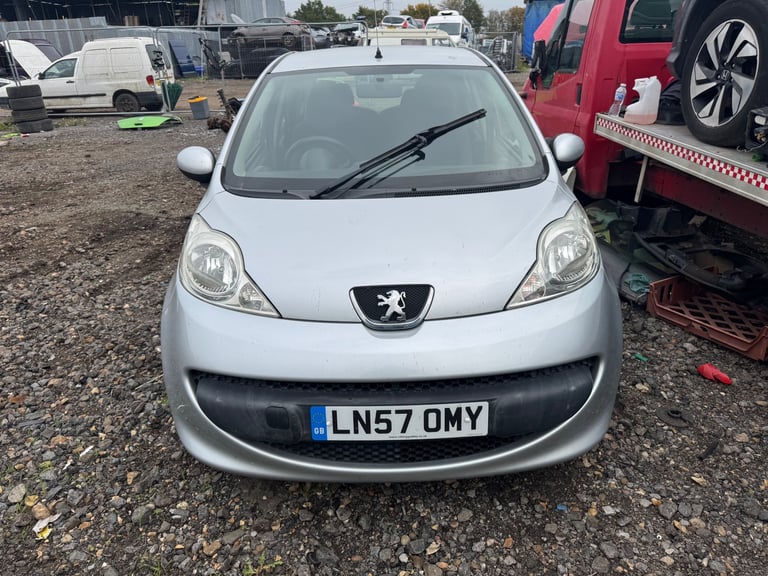 Peugeot 107 1.0 2008 silver BREAKING FOR PARTS 