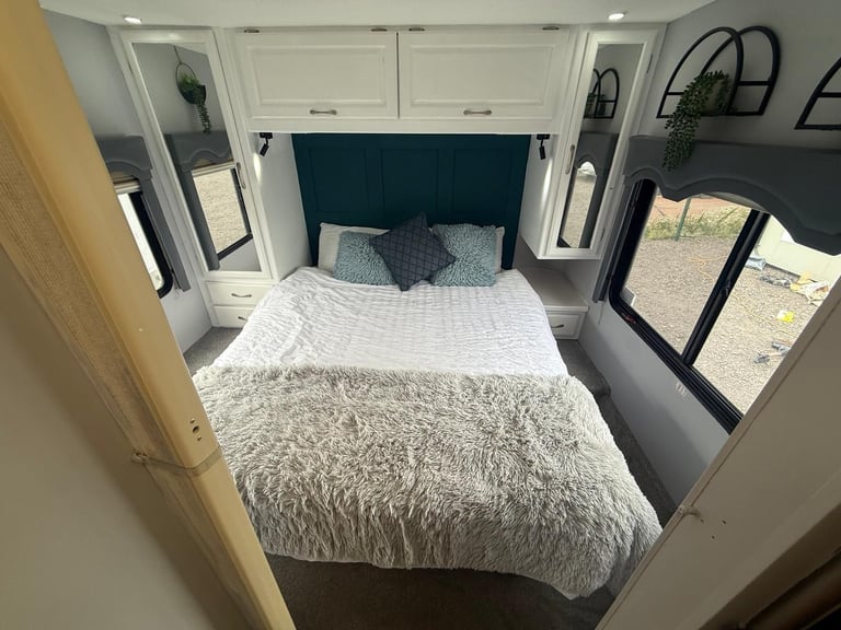 FourWinds Chateau Sport 7 Berth 7 Seatbelts 2006 American RV Motorhome For Sale 