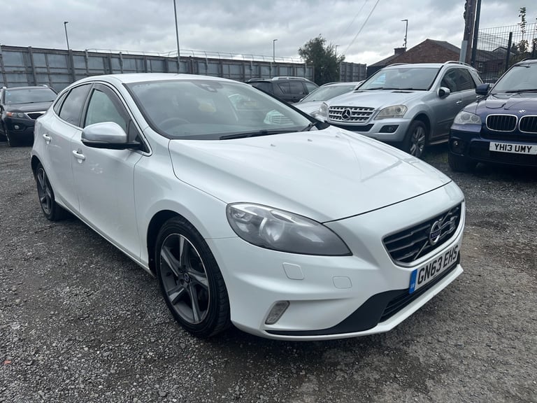 VOLVO V40 D2 R DESIGN 5dr Manual | £20 ROAD TAX | ONE PREVIOUS OWNER | HPI CLEAR