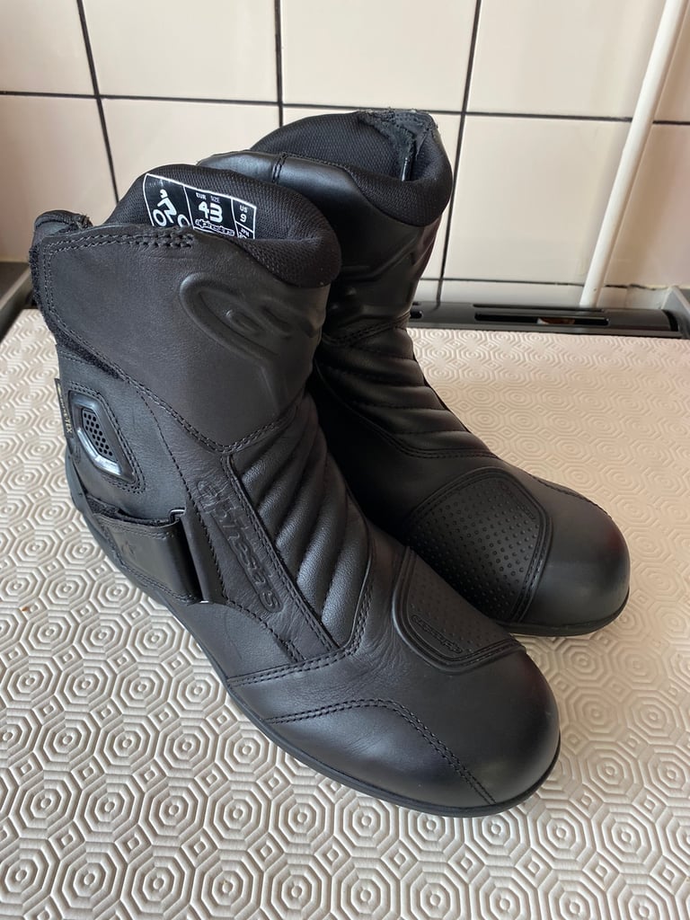 Alpine star’s premium motorcycle boots size 9